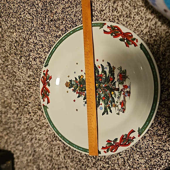 Christmas in the park dinner plate Christmas tree in the middle green rime - Picture 7 of 8